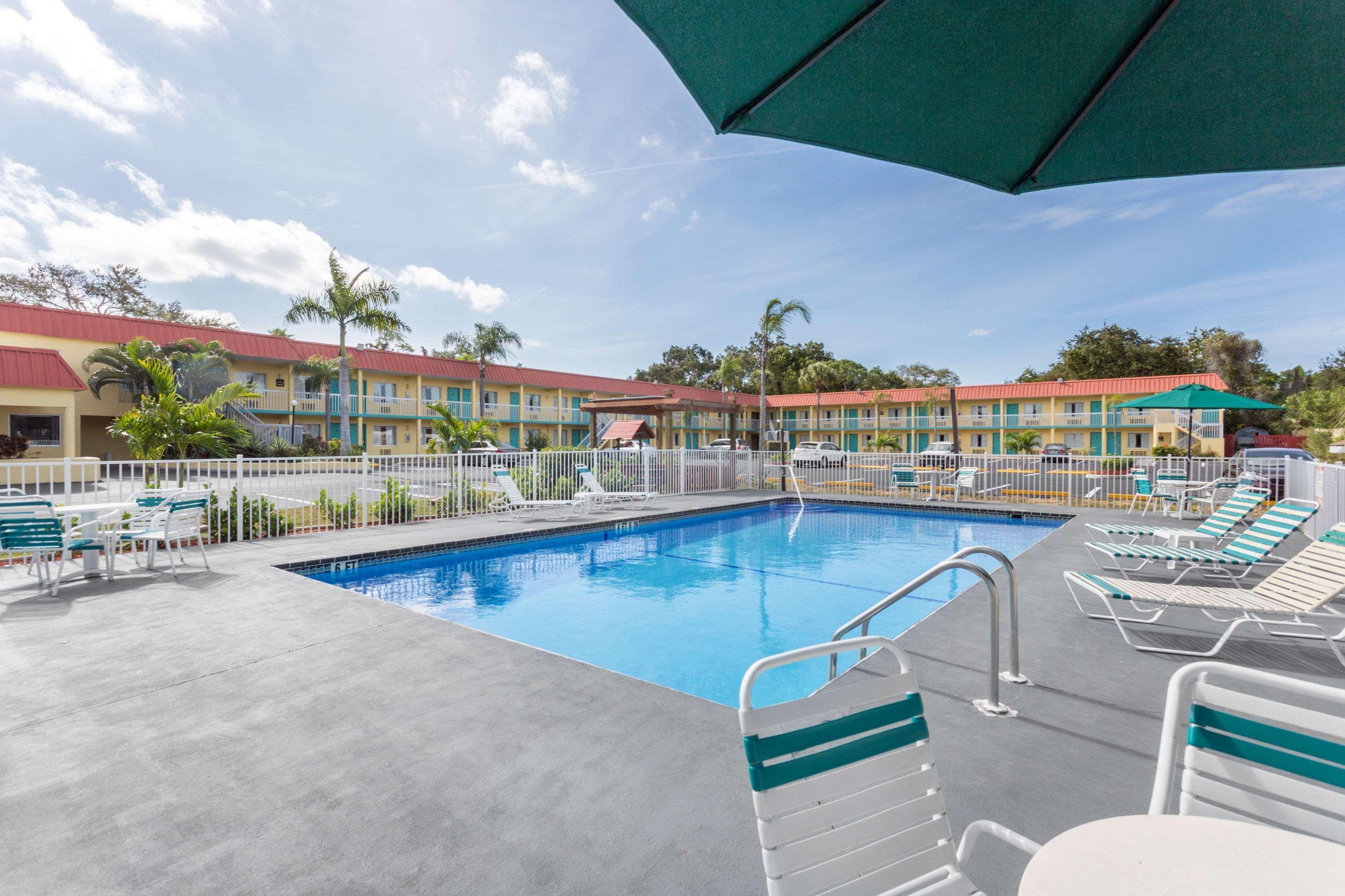 Мотель Super 8 By Wyndham Sarasota Near Siesta Key Экстерьер фото